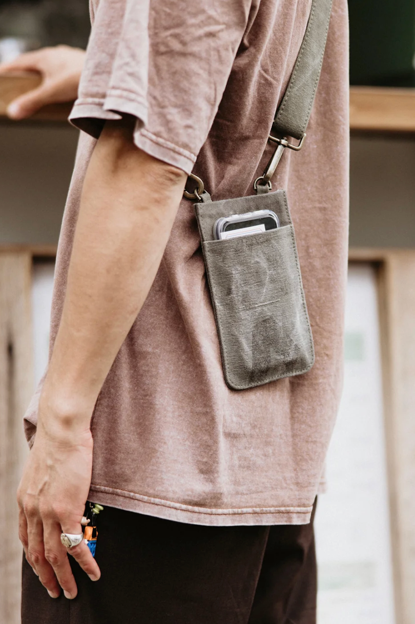 Land of Mates Phone Bag - Khaki